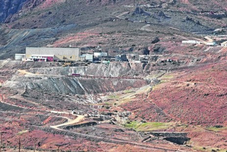 Vista aérea de la mina de oro y plata de Andacollo o equipos mineros.