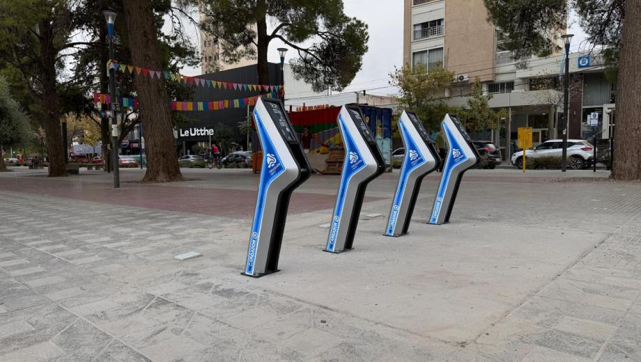 Neuquén instaló 30 puntos de carga gratuitos para bicicletas y monopatines eléctricos.