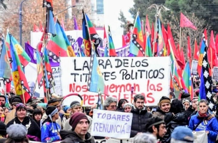 Miles de personas marchando en Neuquén en apoyo al pueblo Mapuce.