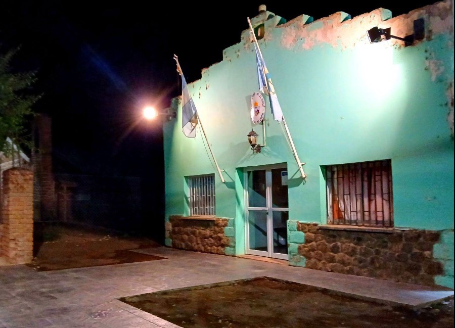 Empleados municipales de El Huecú durante una asamblea.