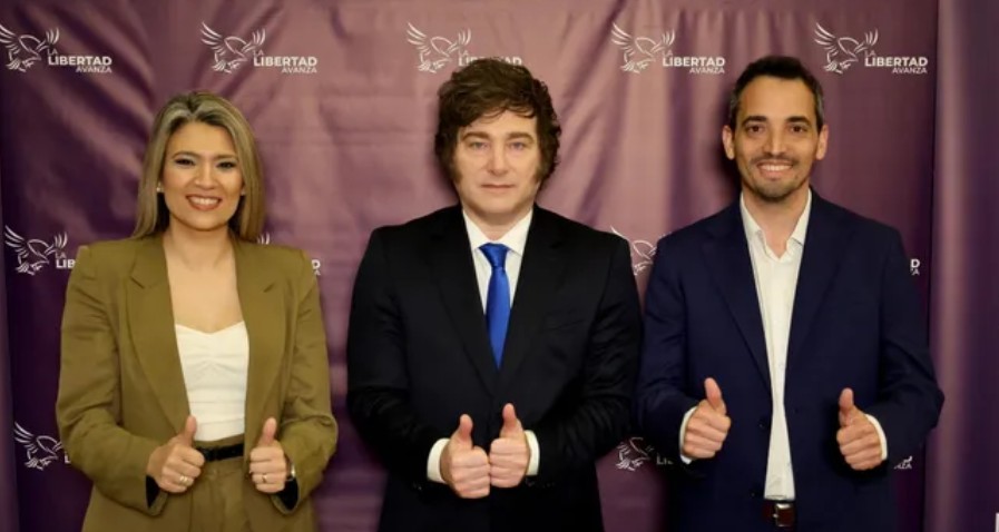 Los candidatos de La Libertad Avanza celebran la victoria en las elecciones legislativas de Neuquén 2025.