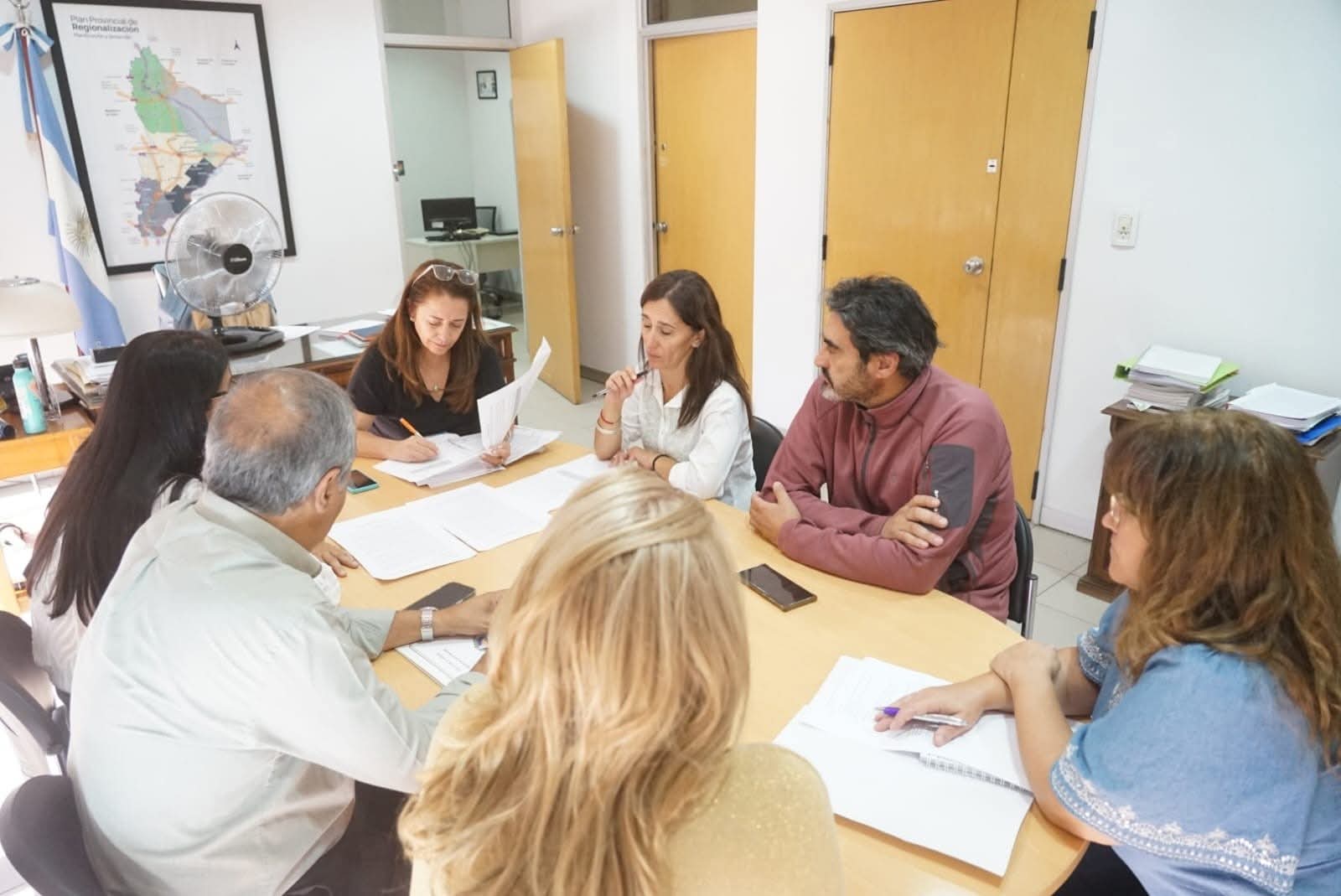 Representantes de ATEN y funcionarios del Gobierno provincial firmando el acta de acuerdo en la mesa técnica sobre licencias docentes.