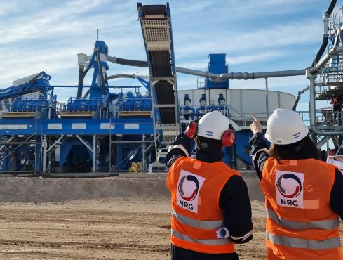 Trabajadores de NRG Argentina o vista de Vaca Muerta.