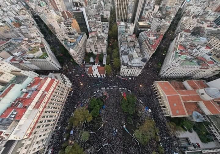 Estudiantes y docentes con banderas en defensa de la universidad pública en una movilización anterior.