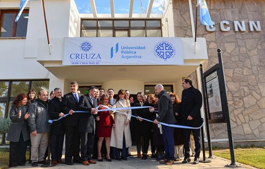 Funcionarios provinciales inaugurando sede de la UNCO.