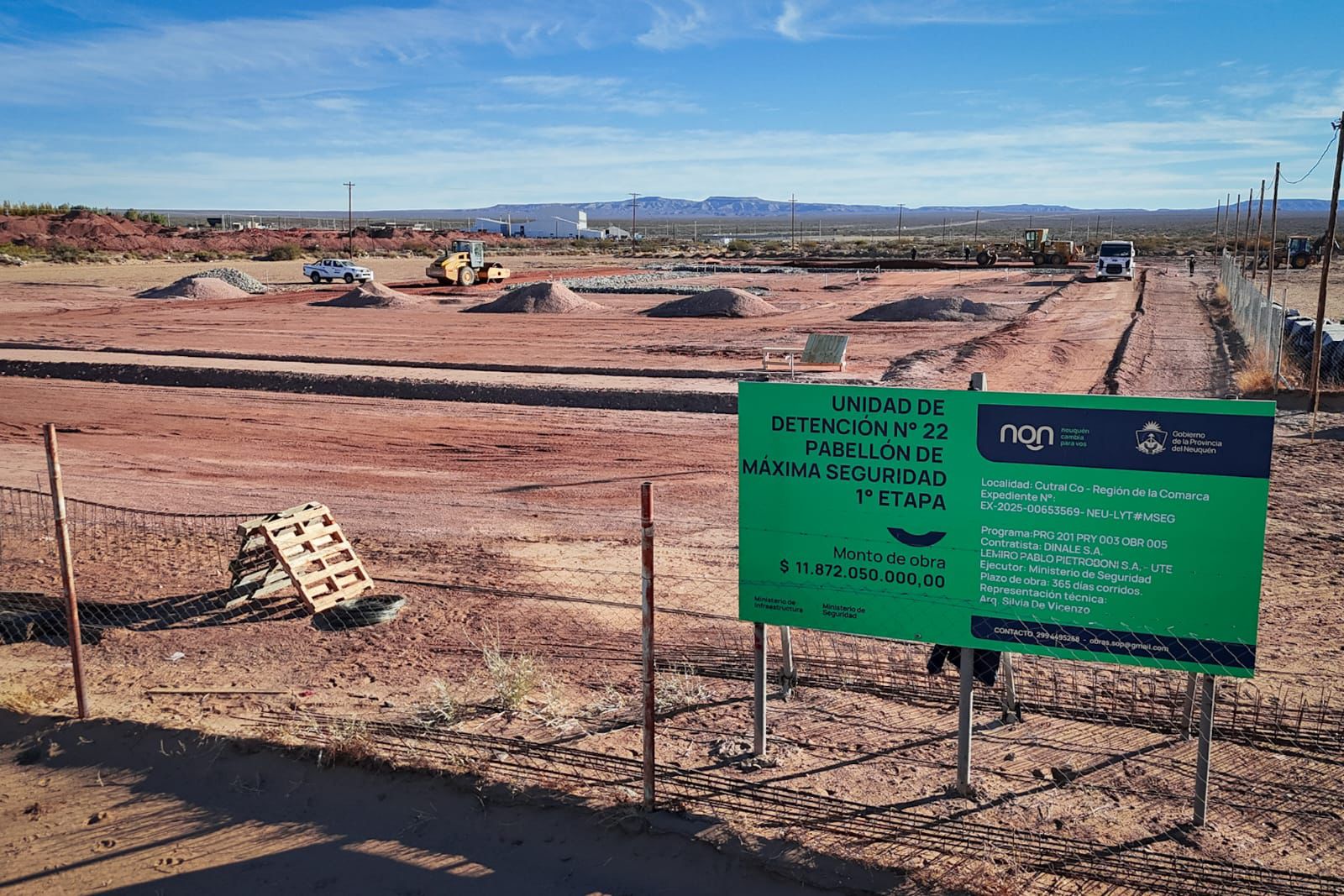 El gobernador Rolando Figueroa, el intendente Ramón Rioseco y la ministra Tania Bertoldi recorriendo el predio de la U22 en Cutral Co.