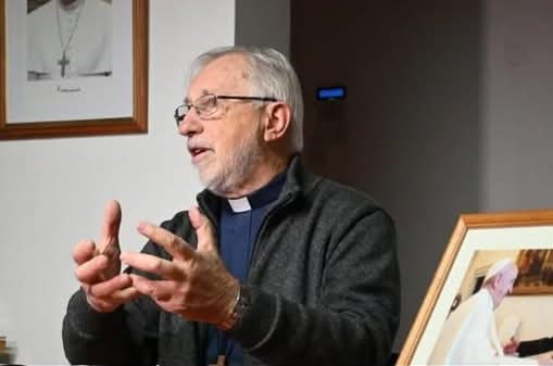 El obispo de Neuquén, Fernando Martín Croxatto, en un contexto visual que representa un conflicto ambiental entre la actividad petrolera y la protección del agua.