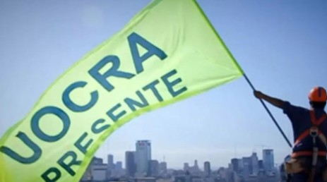 Manos de trabajadores de la construcción estrechándose en un acuerdo, simbolizando el convenio salarial entre UOCRA y las cámaras empresariales.