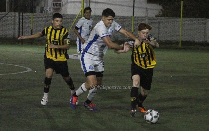 Jugadores de Pacífico celebrando el gol agónico de Tillería frente al Deportivo Rincón.