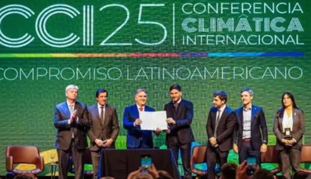 Gobernadores argentinos firmando un documento o estrechando manos en una conferencia sobre cambio climático en Córdoba.