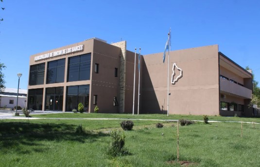 Edificio de la Municipalidad de Rincón de los Sauces o imagen institucional.
