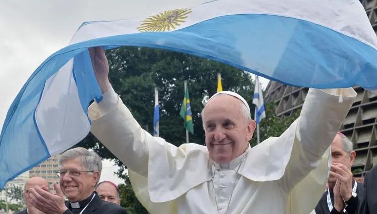 Retrato del Papa Francisco con una expresión serena, simbolizando su legado de paz.