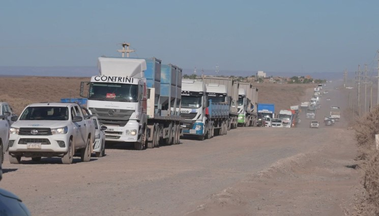 Camiones o ruta en Vaca Muerta con posible presencia de gremialistas o bloqueo.