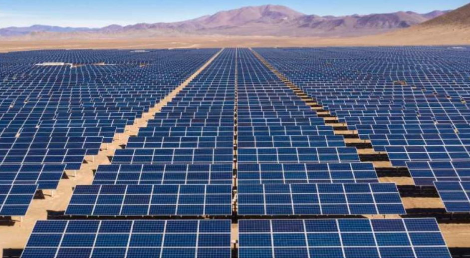 Panel solar en Cutral Có, Neuquén, con paisaje de la Patagonia de fondo