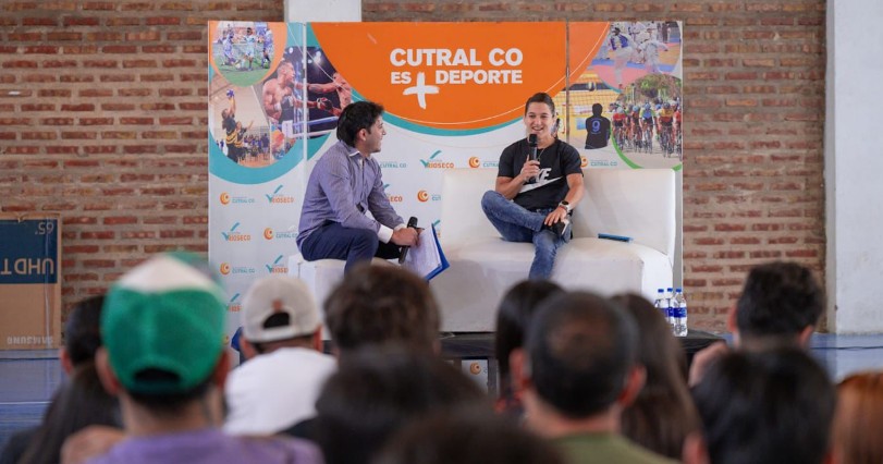 Paula Pareto junto al Intendente Ramón Rioseco recibiendo un reconocimiento en el Gimnasio Municipal de Cutral Co.