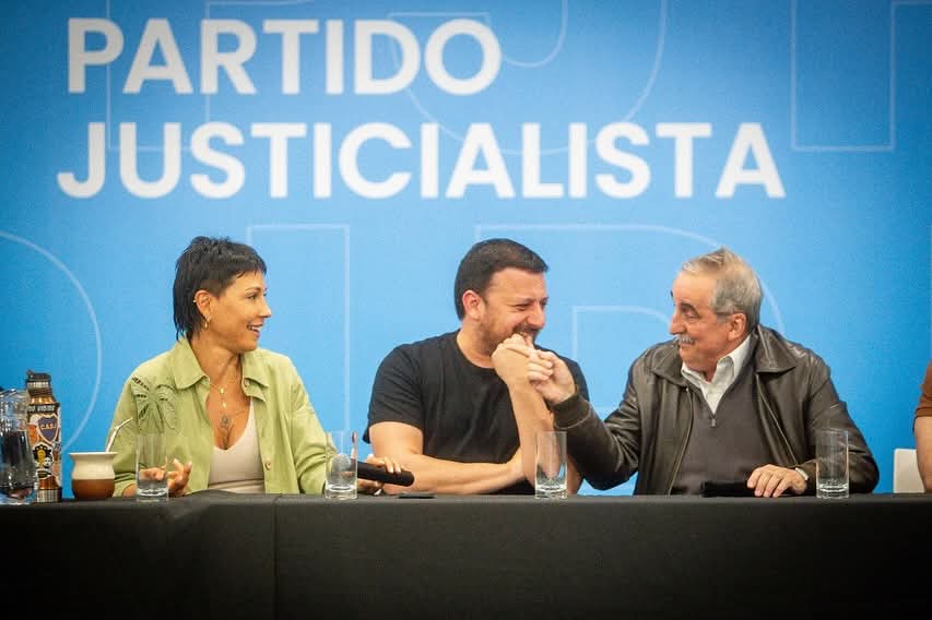 Reunión de dirigentes peronistas, incluyendo a Mayra Mendoza y Guillermo Moreno, en la sede del PJ para organizar el acto del 17 de octubre.