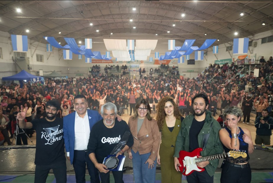 Peteco Carabajal durante su actuación en la Gran Peña por el Día de la Independencia en Cutral Co.