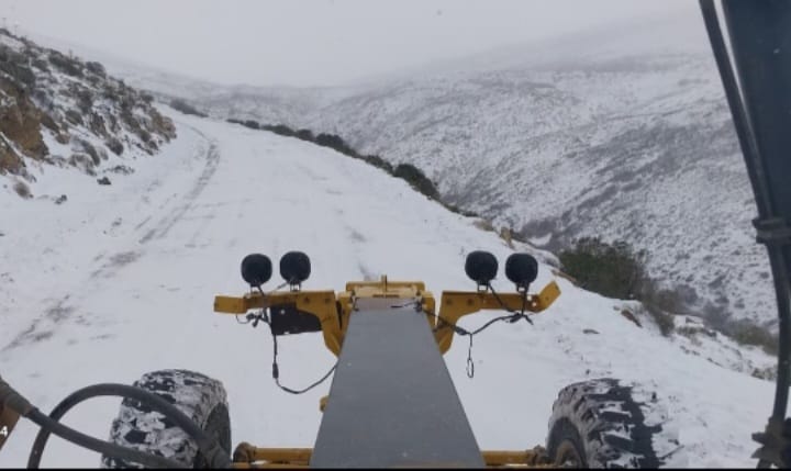 Pino Hachado sigue cerrado y las rutas del norte neuquino permanecen inestables por nieve y viento blanco.