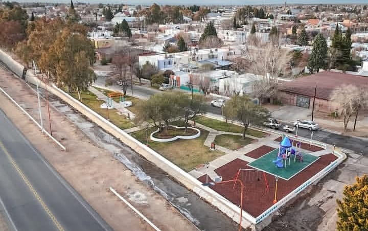 Nueva plaza del Barrio Cooperativa en Cutral Co con juegos y luces.