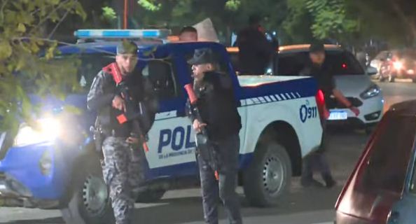 Protesta en Córdoba por el caso Agostina Vega con manifestantes reclamando justicia y cuestionando al Gobierno provincial.