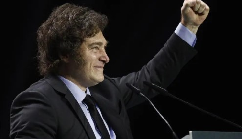 Presidente Milei en redes sociales criticando a Clarín.