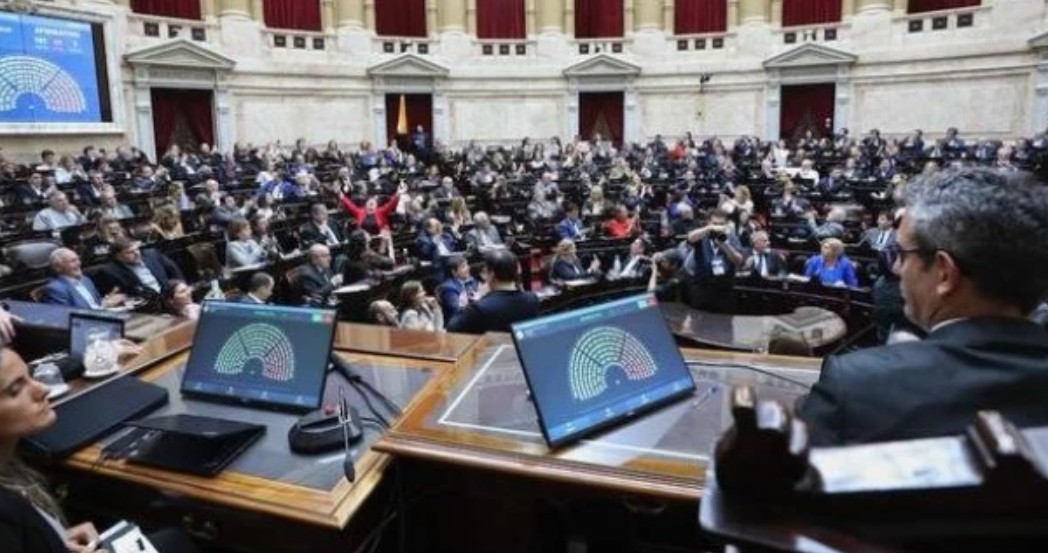 Vista general del recinto de la Cámara de Diputados durante una sesión con legisladores votando.