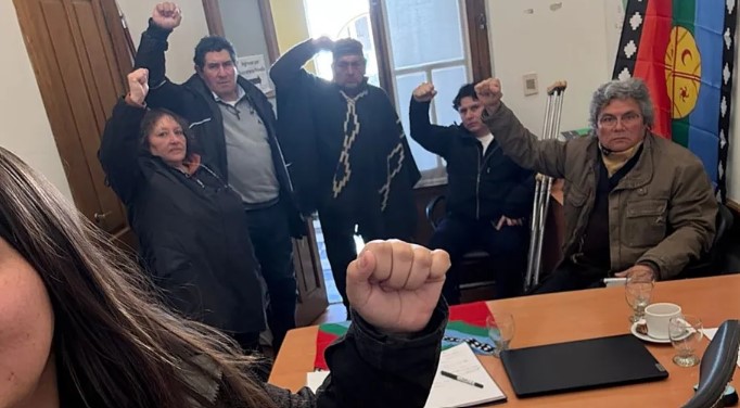 Miembros de comunidades Mapuche manifestándose en la Casa de Gobierno de Neuquén.