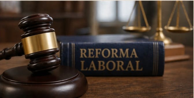 Fachada de la Cámara Nacional de Apelaciones del Trabajo y trabajadores en un entorno industrial.