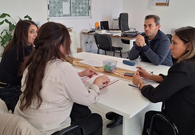 Grupo de personas con y sin discapacidad interactuando con autoridades locales.