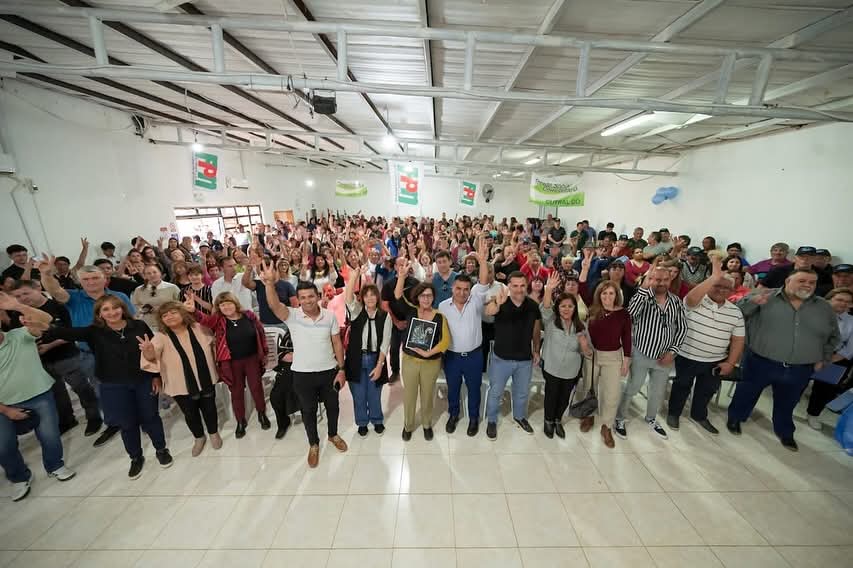 Ramón Rioseco hablando en un acto político con una multitud de militantes de fondo.