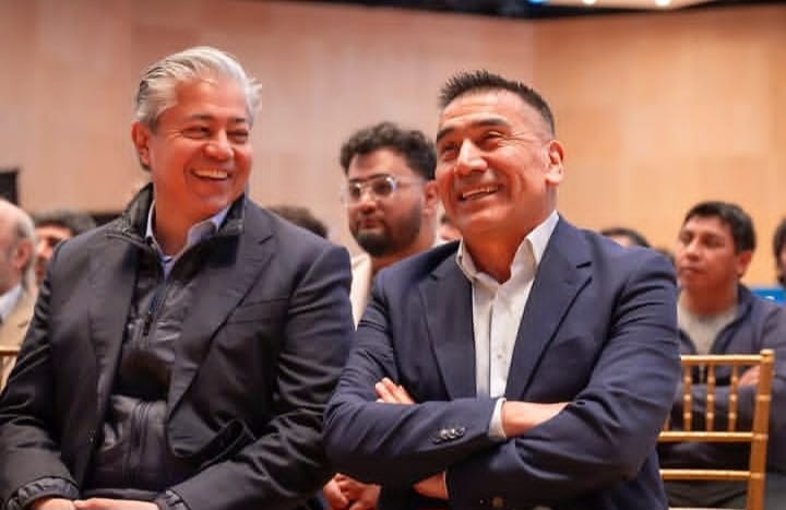 El gobernador Rolando Figueroa y el intendente Ramón Rioseco en un evento oficial en Cutral Co, con el logo de la UTN de fondo.