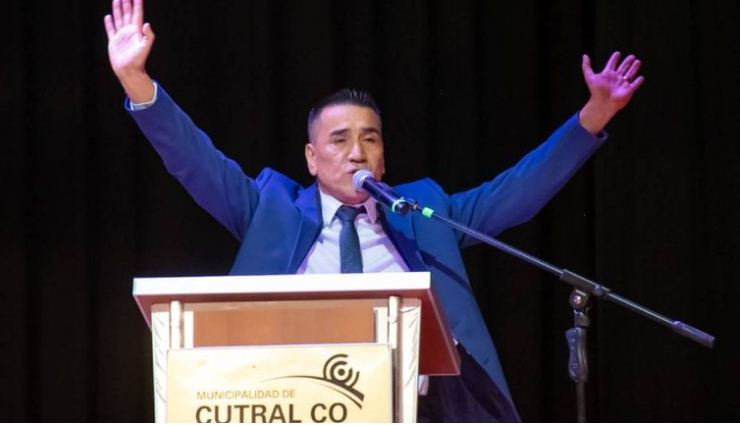 Ramón Rioseco brindando un discurso político durante el acto partidario realizado en Cutral Co.