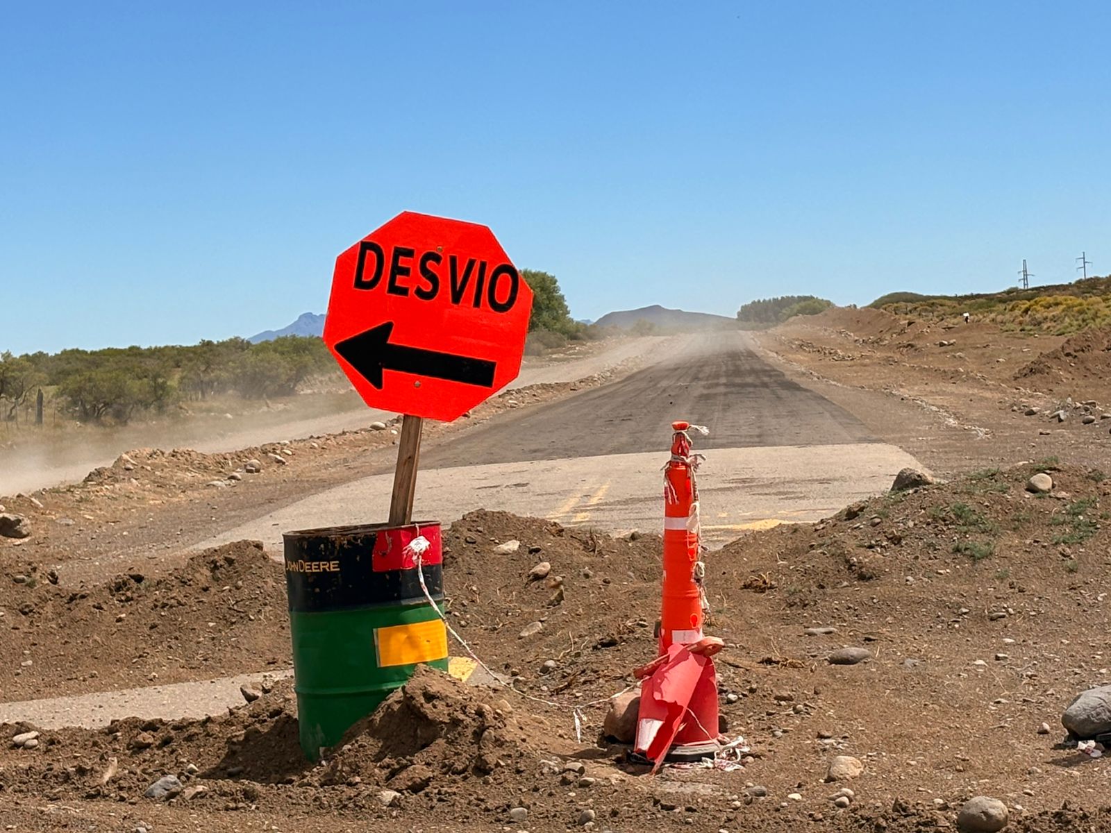 Tareas de movimiento de suelo en la Ruta Provincial 21 entre Loncopué y El Huecú.