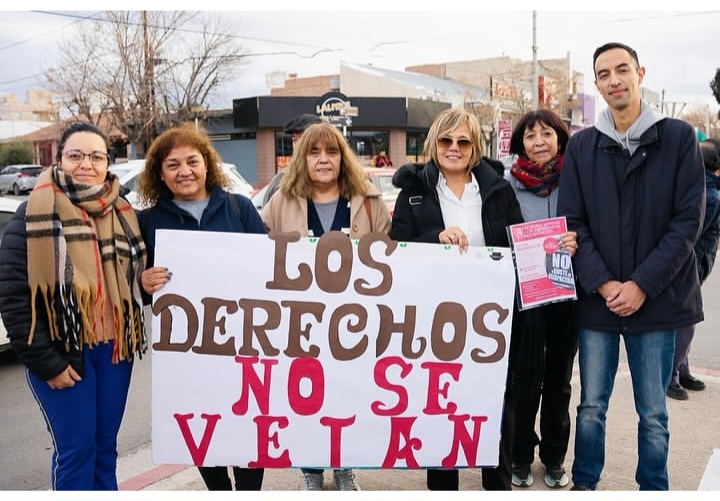 Funcionarios provinciales y locales.
