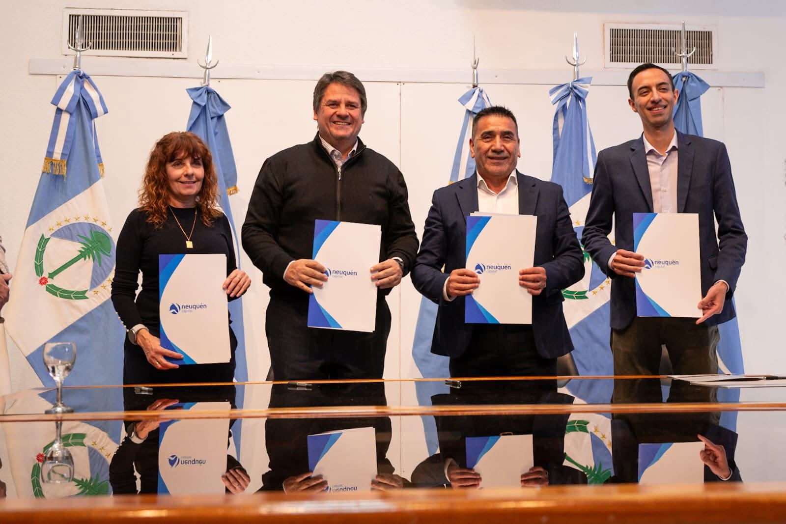 Foto de los intendentes Mariano Gaido y Ramón Rioseco firmando el acuerdo en el Palacio Municipal de Neuquén.
