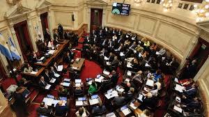 Senadores y gobernadores en el Congreso debatiendo temas fiscales.