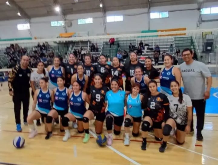 Equipo de vóley femenino participando en torneo regional en Cutral Co.