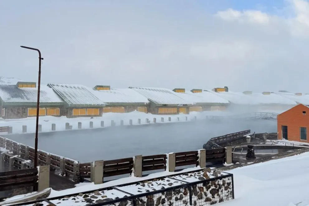 Termas y Nieve: Copahue apuesta a una experiencia única entre nieve, vapor y volcán.