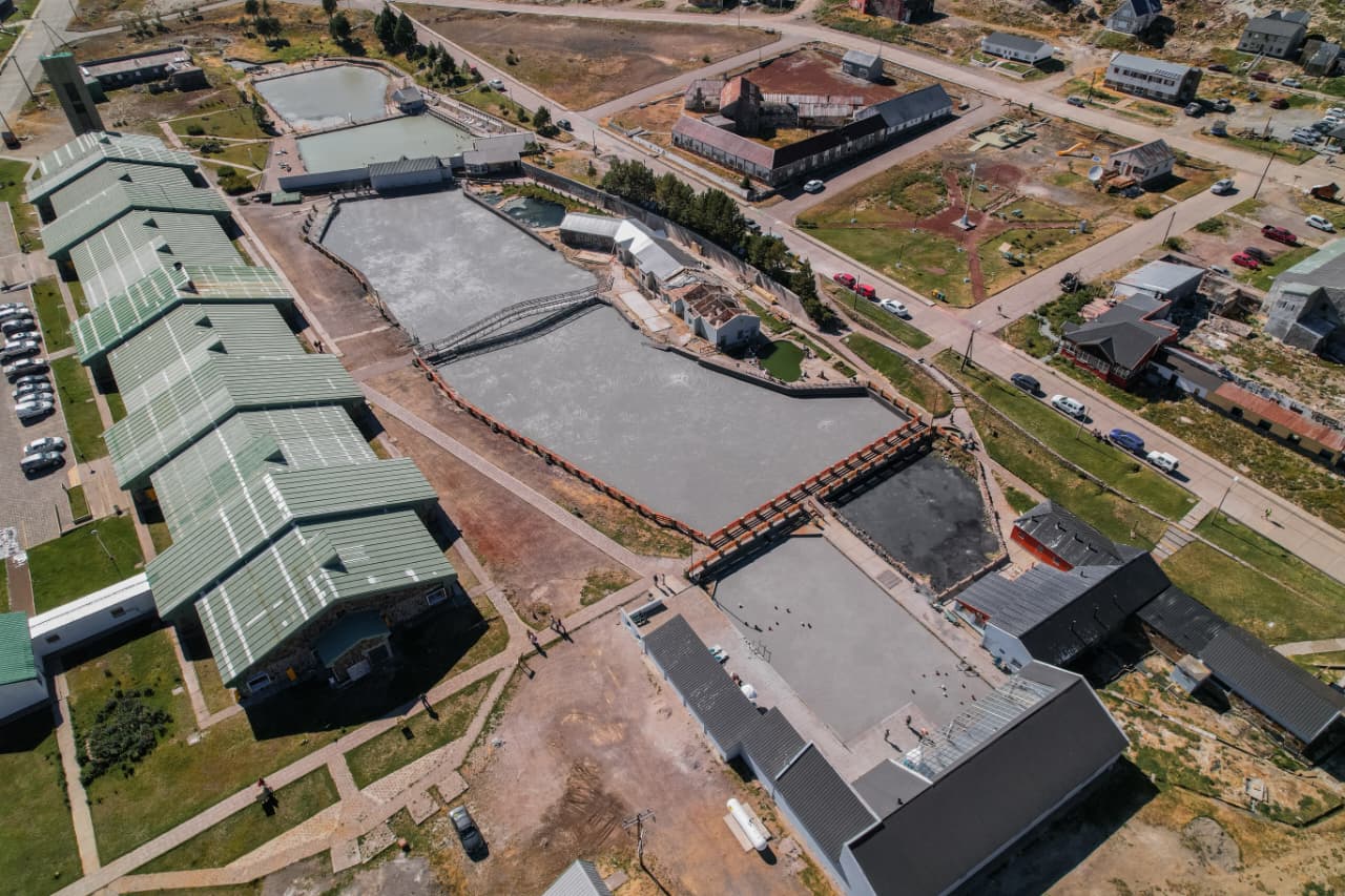 Lara Rodríguez, subsecretaria de Turismo de Caviahue-Copahue, en entrevista para Aires Nuevos NQN destacando las bondades del destino.