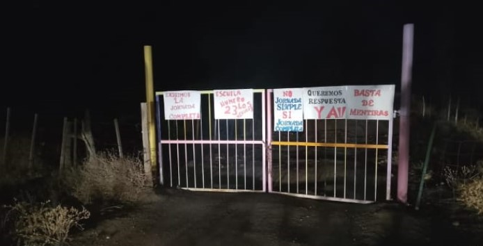 Padres de la Escuela N°23 de Los Menucos manifestándose con pancartas