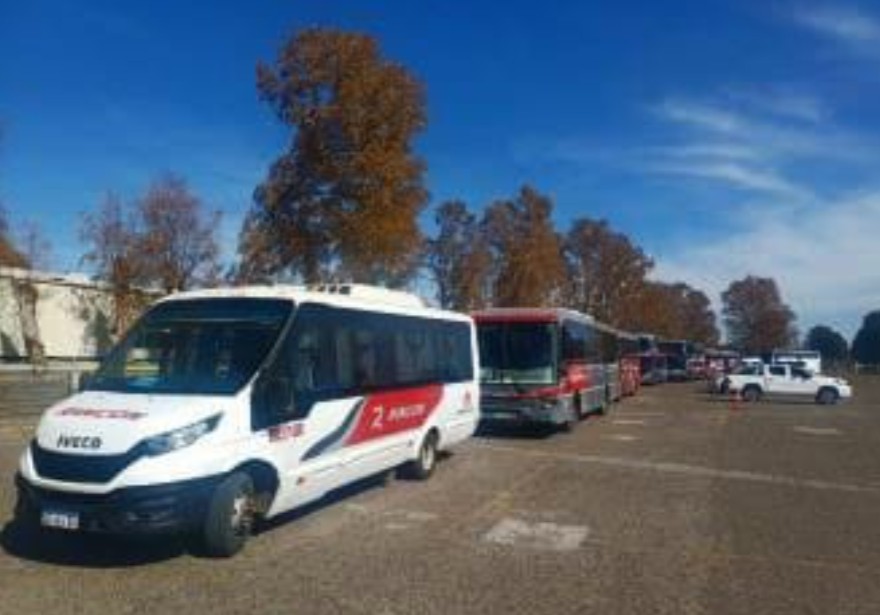 Unidad del servicio de Transporte Rincón que presta el recorrido hacia El Huecú.
