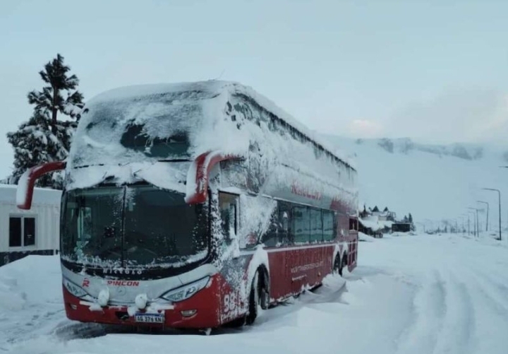Las restricciones climáticas retrasan la salida del servicio de transporte Rincón entre Caviahue y Neuquén.