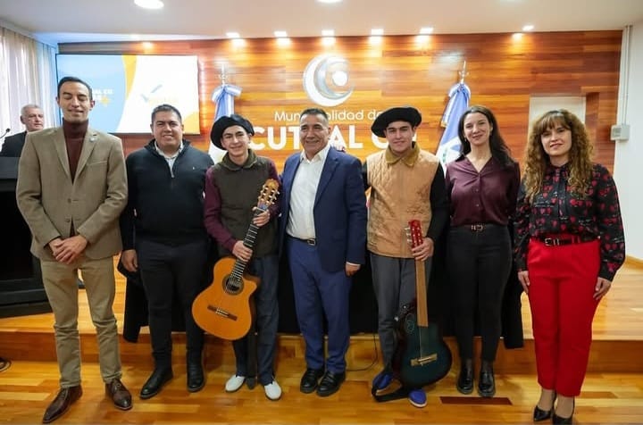 Autoridades de Cutral Co, Centenario y San Patricio del Chañar firmando el convenio del Tremn Tahuen.