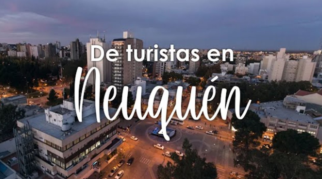 Niños y familias participando de actividades culturales durante las vacaciones de invierno en Neuquén.