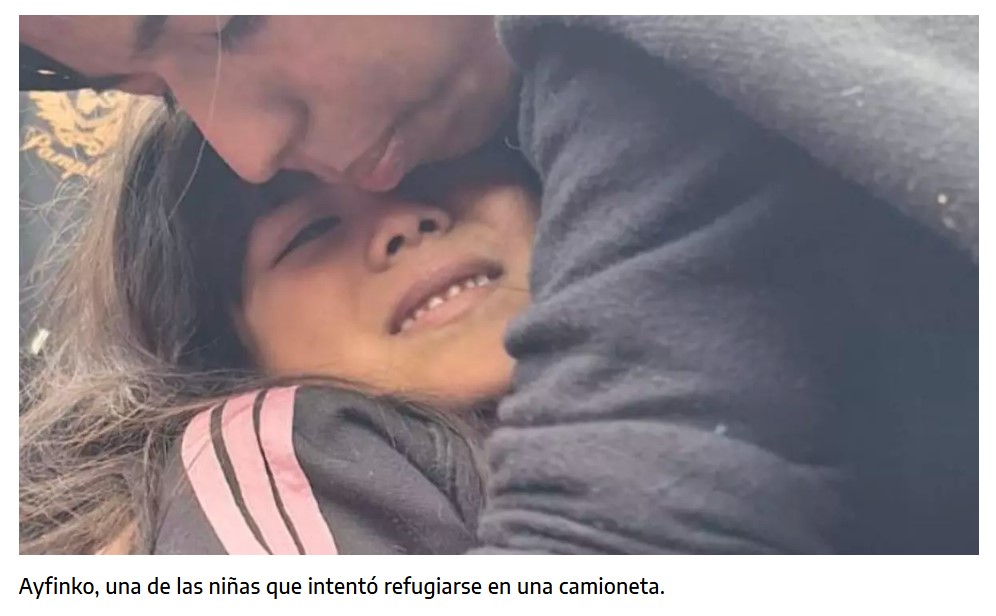 Una de las niñas que intento refugiarse en una camioneta