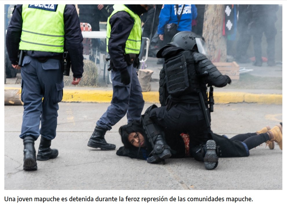 Una joven mapuche es detenida durante la feroz represión de las comunidades mapuche.