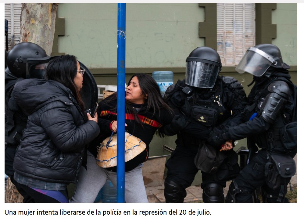 Una mujer intenta liberarse de la represión