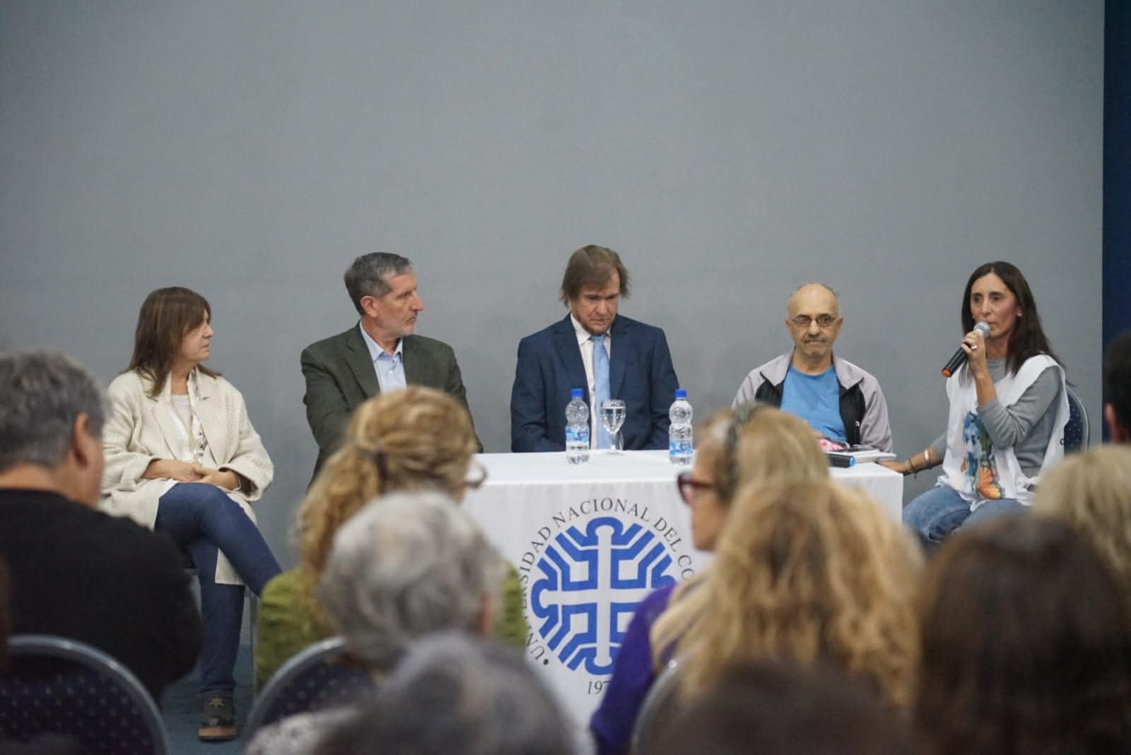 Beatriz Gentile, Cintia Galetto y disertantes en el Salón Azul de la Biblioteca de la UNCo durante el conversatorio.