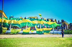 Jugadores de Unión de Zapala en el campo de juego, o mostrando los nuevos refuerzos.
