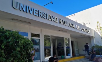 Edificio principal de la Universidad Nacional del Comahue (UNCo) o logo del 53 aniversario.